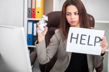 Stres. Mutsuz genç iş kadını, iş yönetmek için yardıma ihtiyacı var
