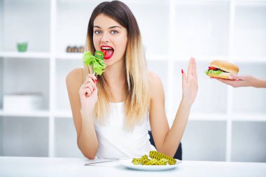 Diyet kavramı, güzel genç kadın arasında sağlıklı seçimi 