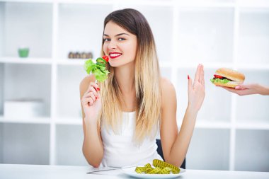 Diyet kavramı, güzel genç kadın arasında sağlıklı seçimi 