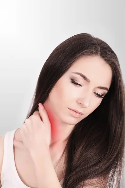 Dolor en el cuello Retrato de una hermosa mujer joven que sufre de dolor corporal. Atractiva sensación femenina Cansada, agotada, estresada, cogida de la mano en hombros dolorosos. Concepto de Salud. Alta resolución — Foto de Stock