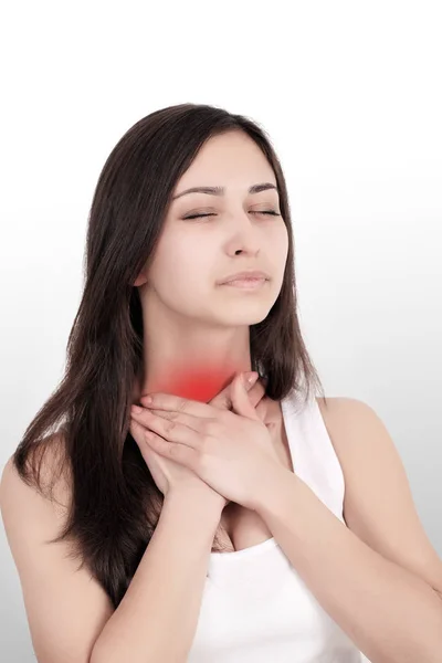 Smärta en kvinna med en smärtsam hals av axeln, rödmålad, markeras på en grå väggen i bakgrunden. Ung vacker kvinna. Irritation Traumatologist osteokondros — Stockfoto
