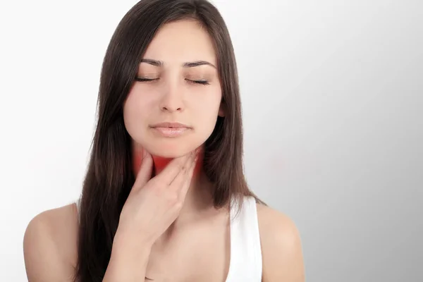 Tenggorokan kesakitan. Ill Woman With Sore Throat Feeling Bad, Suffering From Painful Swallowing, Strong Pain In Throat, Touching Neck With Hand (dalam bahasa Inggris). Wanita cantik Tertangkap Dingin. Konsep Kesehatan. Resolusi tinggi — Stok Foto