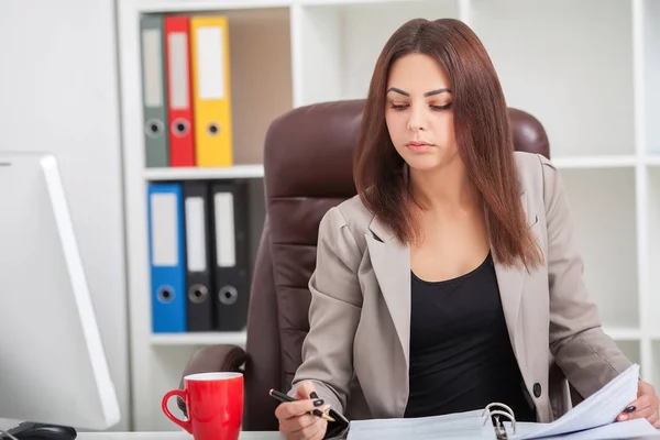 Prise de vue de belle jeune femme assise à son bureau allant thr — Photo