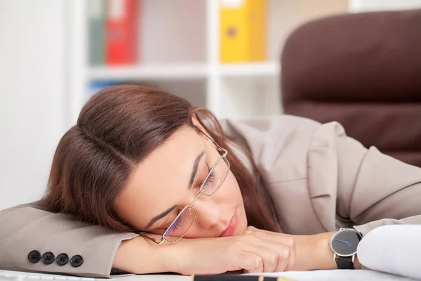 Wanita muda lelah di meja kantor tidur dengan mata tertutup, slee — Stok Foto