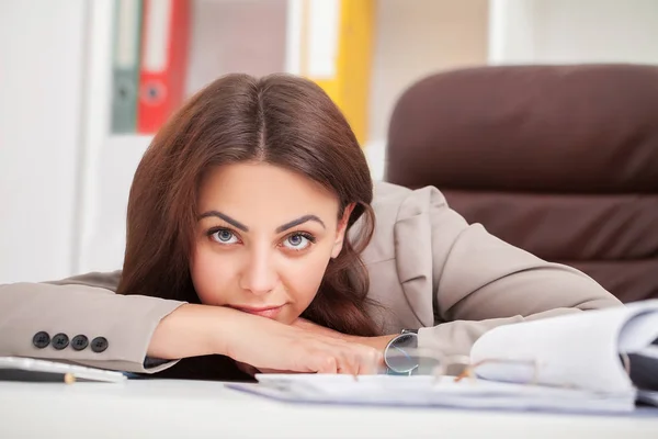 Ung trött kvinna vid skrivbord som sover med slutna ögon, elegan — Stockfoto