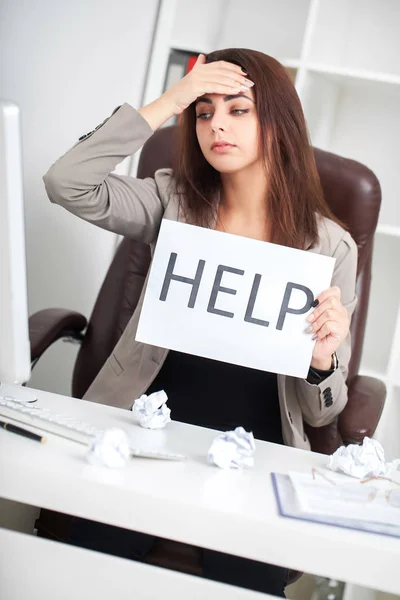 Stress. Ulykkelig ung forretningskvinne, trenger hjelp til å lede arbeidet – stockfoto