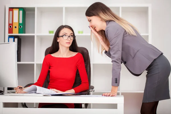 Two businesswomen working together.Girl is sitting at table in f — Stock Photo, Image