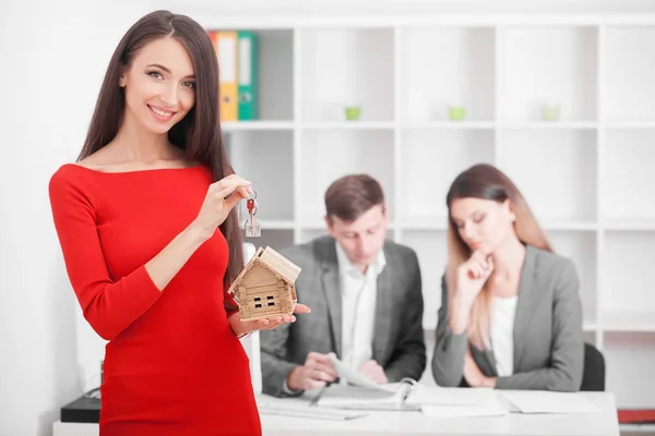 Reunião com agente no escritório, compra de apartamento alugado ou casa , — Fotografia de Stock