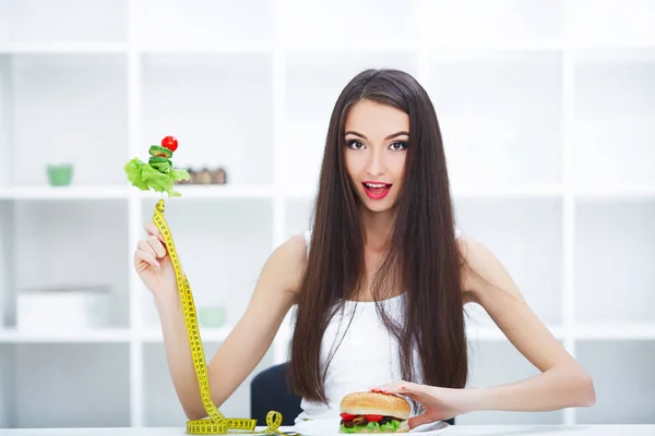 Dieting concept, beautiful young woman choosing between healthy — Stock Photo, Image