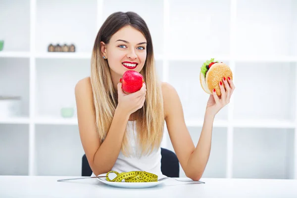 Concepto de dieta, hermosa mujer joven elegir entre saludable —  Fotos de Stock