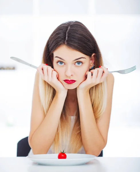 Dieta. Concetto di dieta rigorosa. Mani di donna che cercano di tagliare illuminato — Foto Stock