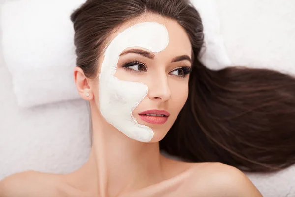 Soins de la peau du visage. Belle femme obtenir masque cosmétique dans le salon — Photo