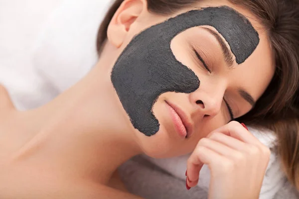 Spa therapy for woman receiving facial mask — Stock Photo, Image