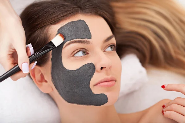 Lázeňské terapie pro ženy přijímající obličejové masky — Stock fotografie