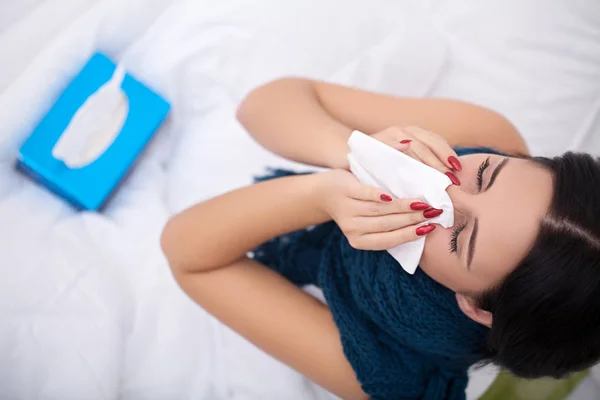 流感.患感冒的女人躺在床上的组织 — 图库照片