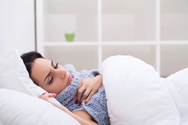 インフルエンザ。冷たい組織とベッドで横になっているから苦しんでいる女性 — ストック写真