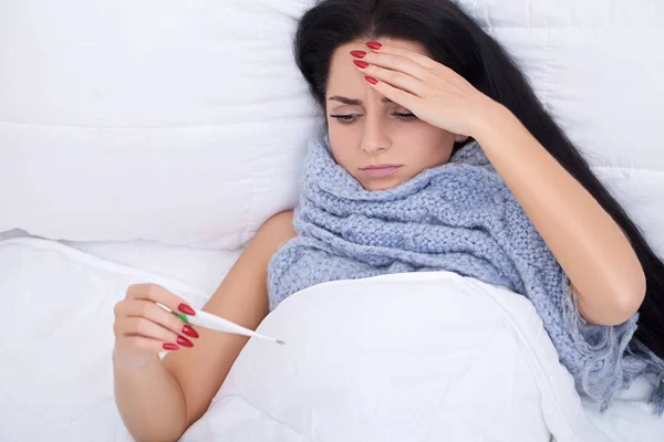 Gripe. Mujer que sufre de frío acostado en la cama con tejido —  Fotos de Stock