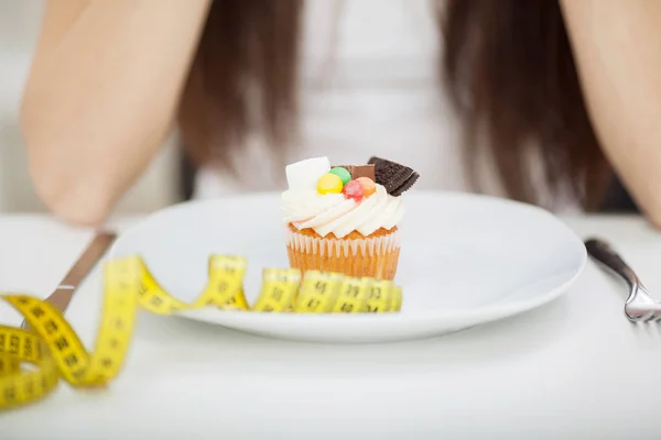 Junge Frau mit einem Teller voller Süßigkeiten. Konzept der Ernährung. gesunde Ernährung. — Stockfoto