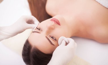 Spa ve Güzellik Salonu. Mükemmel dudaklar. Seksi kız ağız yakın çekim. Güzellik genç kadın gülümseme. Doğal Tombul dolgun dudaklar. Dudak büyütme. Yakın çekim ayrıntı. Cilt bakım kavramı