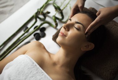 yüz masajı. kaplıca tedavisi alma genç bir kadının yakın çekim.