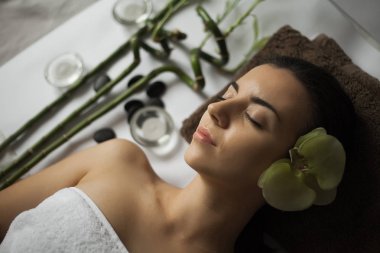 spa salonda masaj masanın üzerinde yatan kadın resim