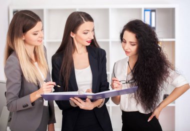 Ekip çalışması kavramı, beyin fırtınası. İşadamı mürettebat n ile çalışma