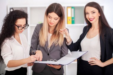 Resmi belgeler ve fikirler bana tartışırken iş ortakları