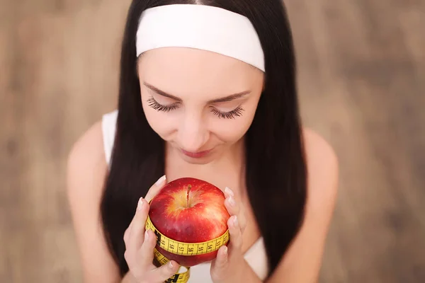 Portrait d'une femme en bonne santé avec pomme et ruban à mesurer. Santé — Photo