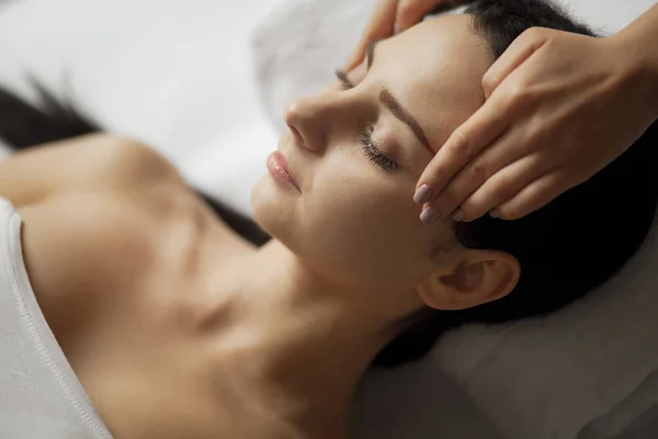 Spa Face Massage. Ansiktsbehandling. Spasalong. Terapi — Stockfoto