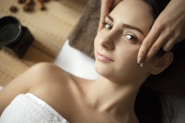 Mooie jonge vrouw op een spa salon — Stockfoto