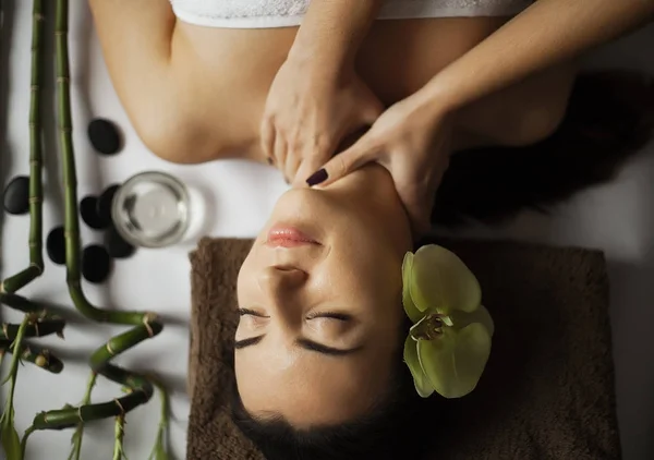 Masér dělá masáž na těle ženy v lázeňském salonu. Krásy tre — Stock fotografie