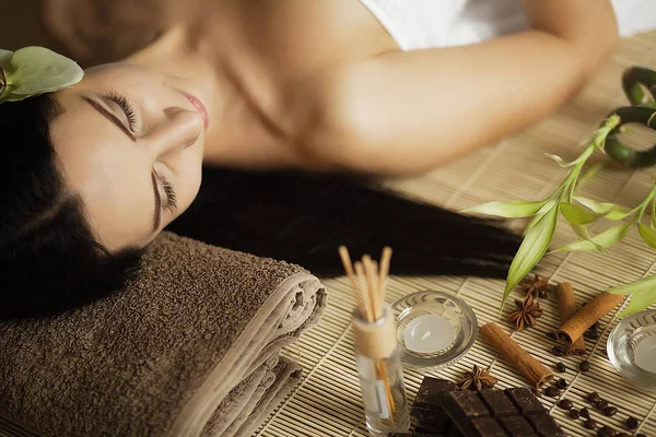 Masaje facial. Primer plano de una mujer joven recibiendo tratamiento de spa . — Foto de Stock