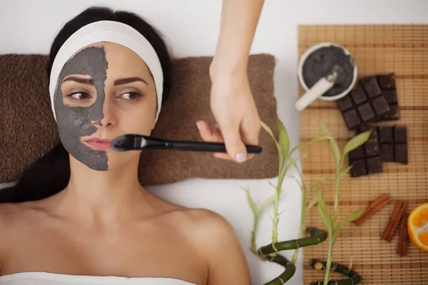 Mujer hermosa joven con máscara facial, tratamiento de spa — Foto de Stock