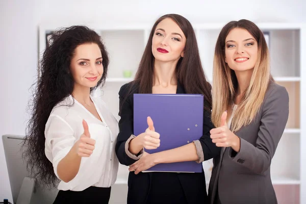 Team portret van gelukkig zakenvrouwen permanent op kantoor gang — Stockfoto