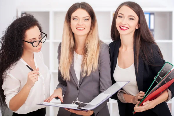 Mutlu mecaz ofis koridor üzerinde duran takım portresi