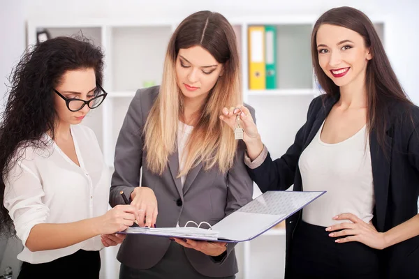 Resmi belgeler ve fikirler bana tartışırken iş ortakları