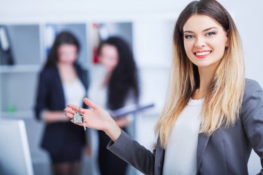 maddesi ile bankada gülümseyen kadın imzalama belgeleri