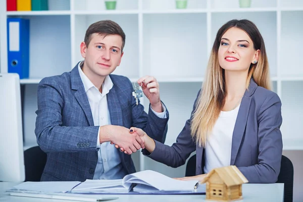 Concepto de negocio y oficina, feliz equipo de negocios en la oficina — Foto de Stock