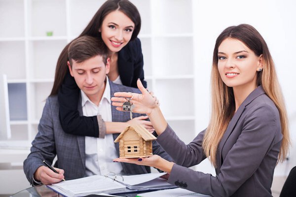 Встреча с агентом в офисе, покупка квартиры или дома
,