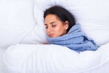 Hasta kadın ateş olması ve sıcaklık Wi ölçme, üşütmüş