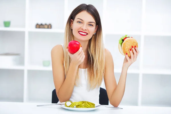 Концепція дієти, красива молода жінка вибирає між здоровим — стокове фото