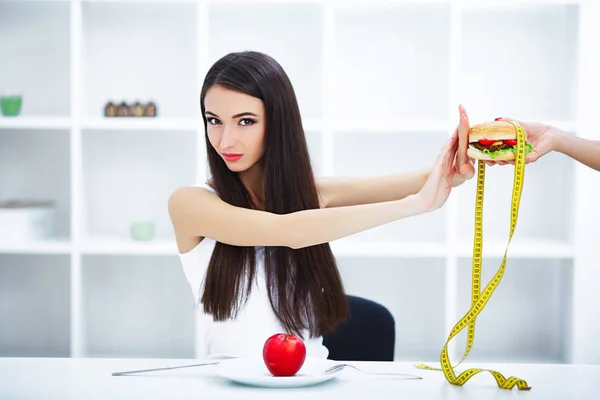 Concept de régime, belle jeune femme au choix entre la santé — Photo