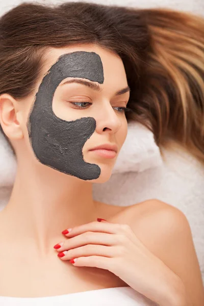 Concepto Spa. Mujer joven con nutriente mascarilla facial en sal de belleza — Foto de Stock