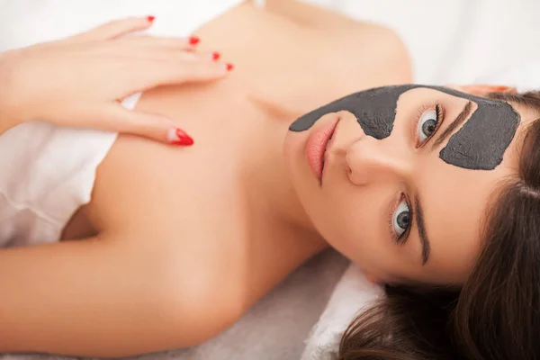 Mulher bonita recebendo um tratamento facial no salão de beleza. — Fotografia de Stock
