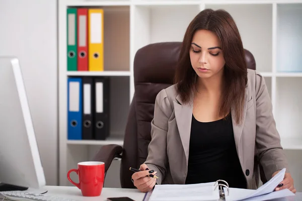 Beautiful young adult business finance executive worker writer a — Stock Photo, Image