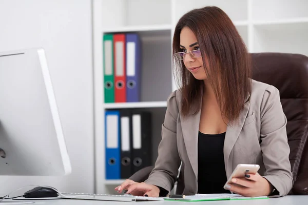 Vacker ung vuxen business finance exekutivt författare en — Stockfoto