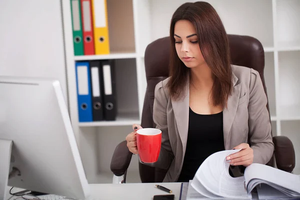 Vacker ung vuxen business finance exekutivt författare en — Stockfoto