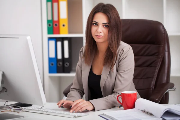 Güzel genç yetişkin iş Finans Yönetim çalışan yazar bir