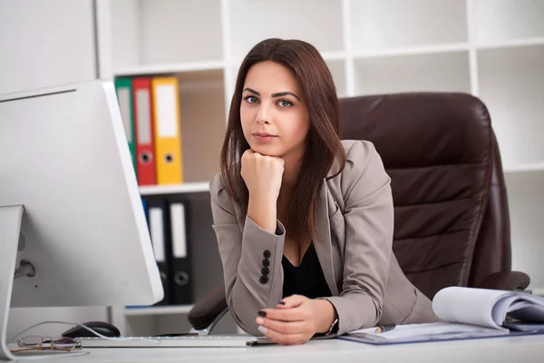 Maux de tête et stress au travail. Portrait de jeune femme d'affaires à — Photo