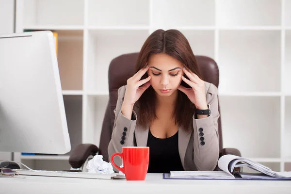 Dolor de cabeza y estrés en el trabajo. Retrato de la joven mujer de negocios en — Foto de Stock